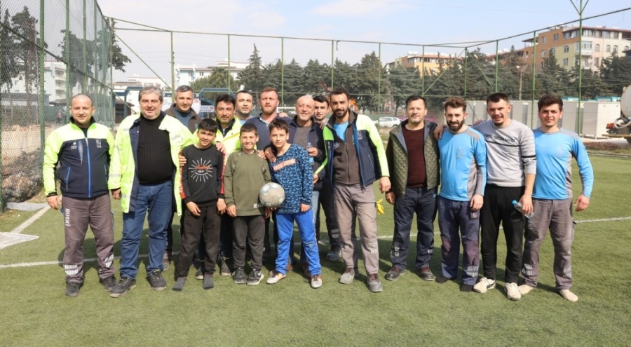 Bursa Büyükşehir Belediyesi BUSKİ ekipleri afetzede çocuklarla moral maçı yaptı