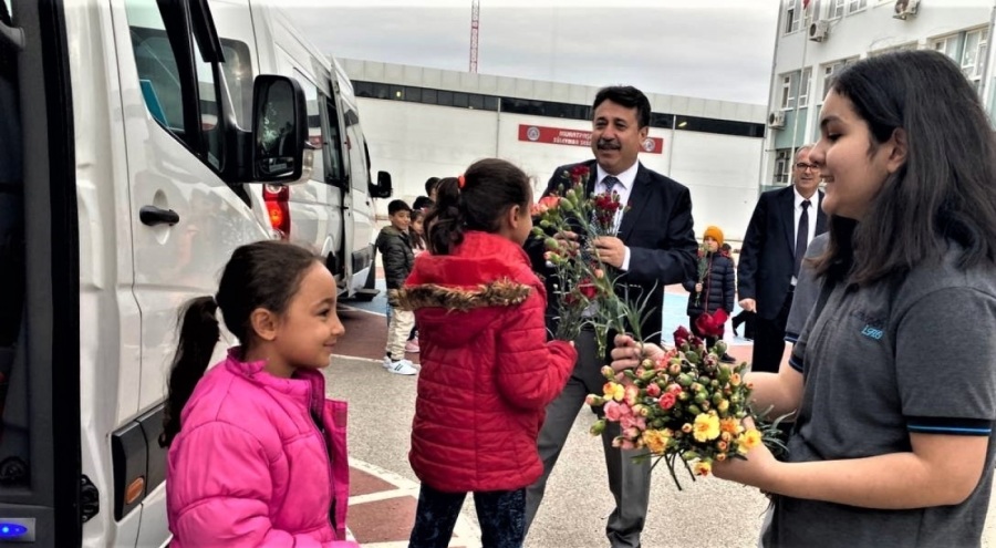 Depremzede sınıf arkadaşlarını okul bahçesinde karanfillerle karşıladılar