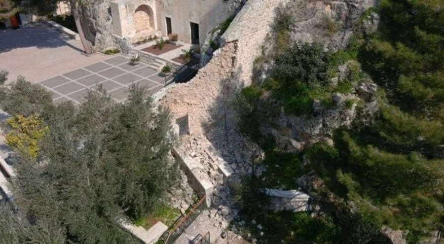 Saint Pierre Kilisesi'nin istinat duvarı depremde yıkıldı