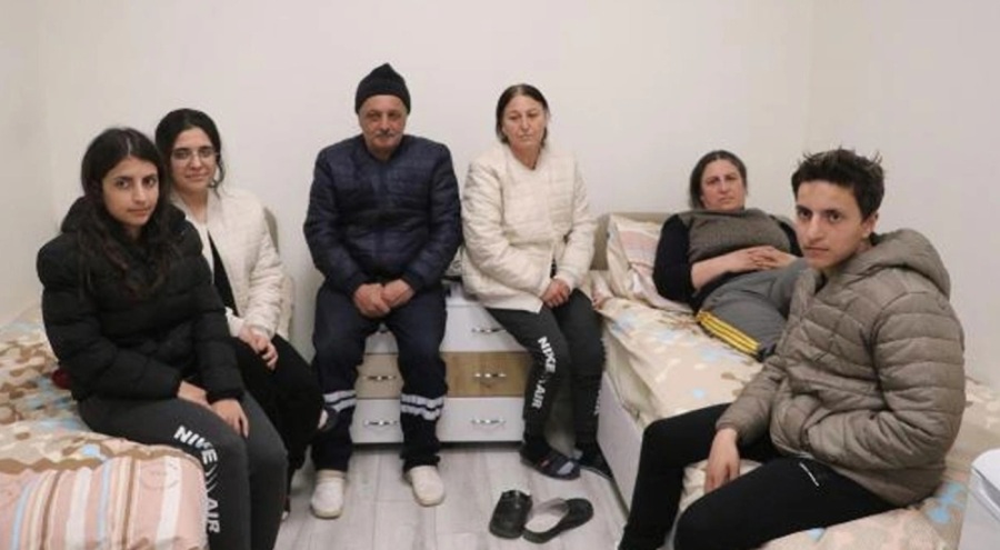 Enkazdan tırnaklarıyla kazıyarak çıktılar