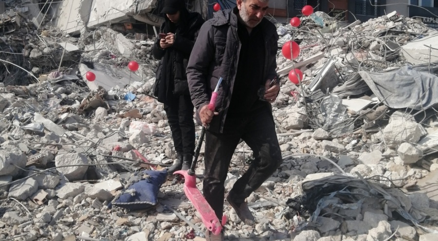 Enkaz altında torununun scooterını bulan adam gözyaşlarını tutamadı