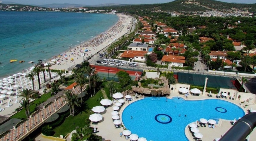 Çeşme Belediyesi ve Çeşme Turistik Otelciler Birliği depremzedeler için harekete geçti