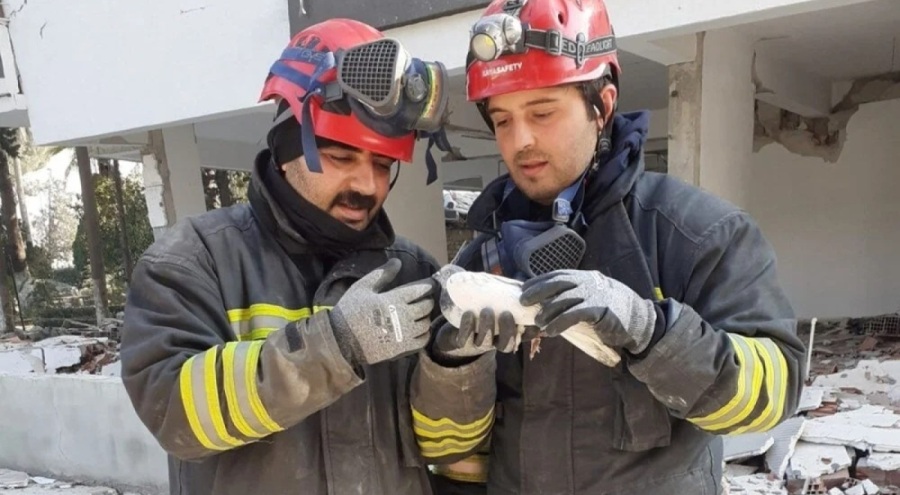 Güvercinler enkazın başından ayrılmadı, acı gerçek beton blok kalkınca ortaya çıktı