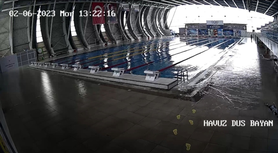 Deprem anında olimpik havuz taştı