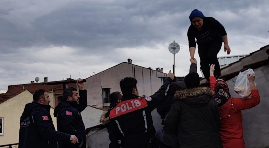 Bursa'da evi için tahliye kararı verilen kadın çatıya çıktı