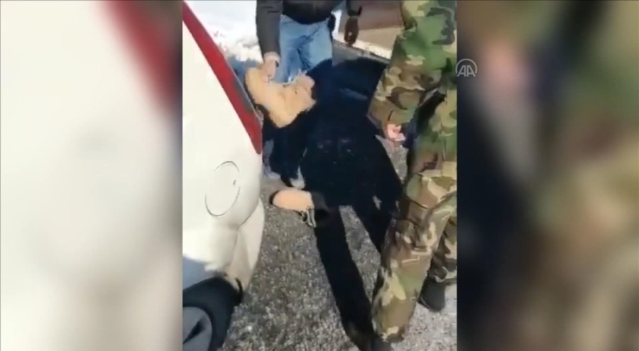 Mehmetçik botlarını ayakkabısı olmayan vatandaşa verdi