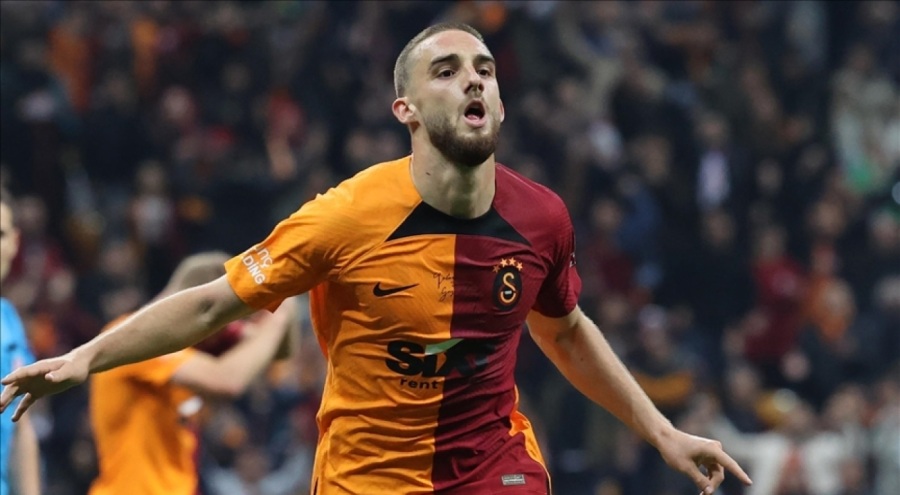 Galatasaray'da Berkan Kutlu ile Emre Taşdemir, afetzedeler için formalarını hediye etti