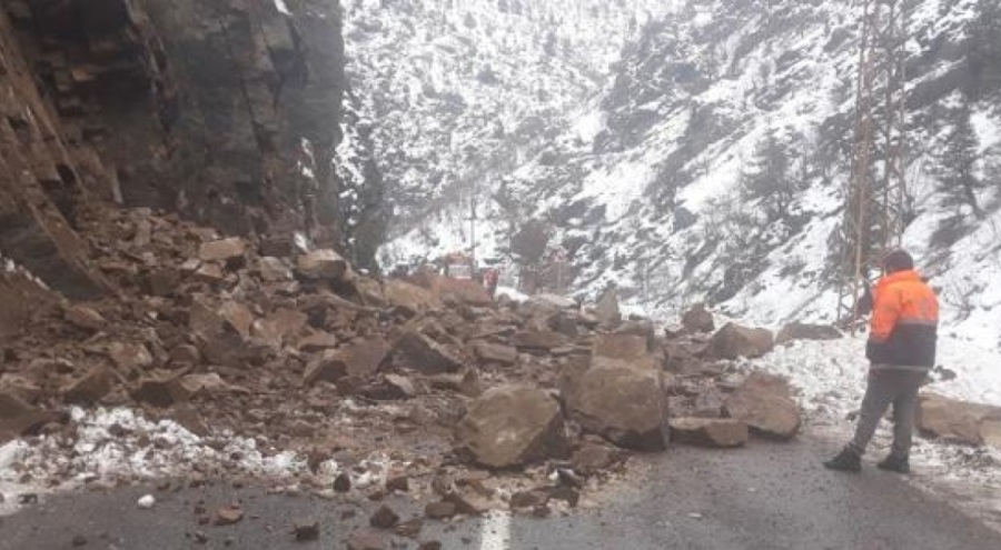 Artvin-Ardahan kara yolunda heyelan