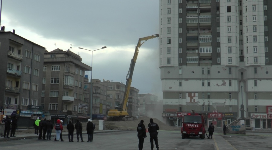 Kayseri'deki ağır hasarlı bina yıkılıyor