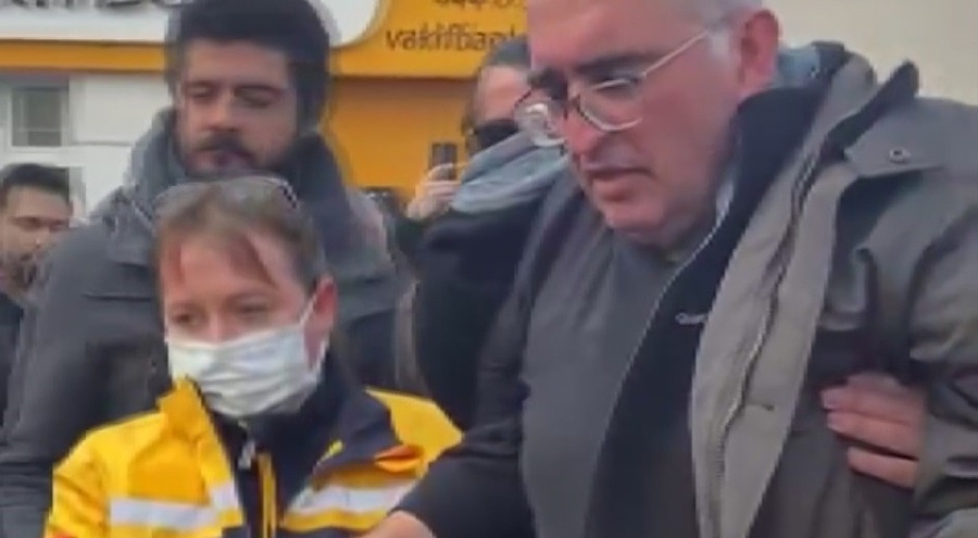 Bursa'da açlık grevi yapan doktor belediye önünde fenalaştı