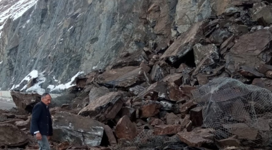 Hakkari-Van karayolunda heyelan