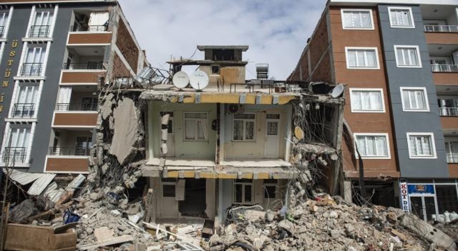 AFAD: Hasarlı yapılara kesinlikle girmeyin