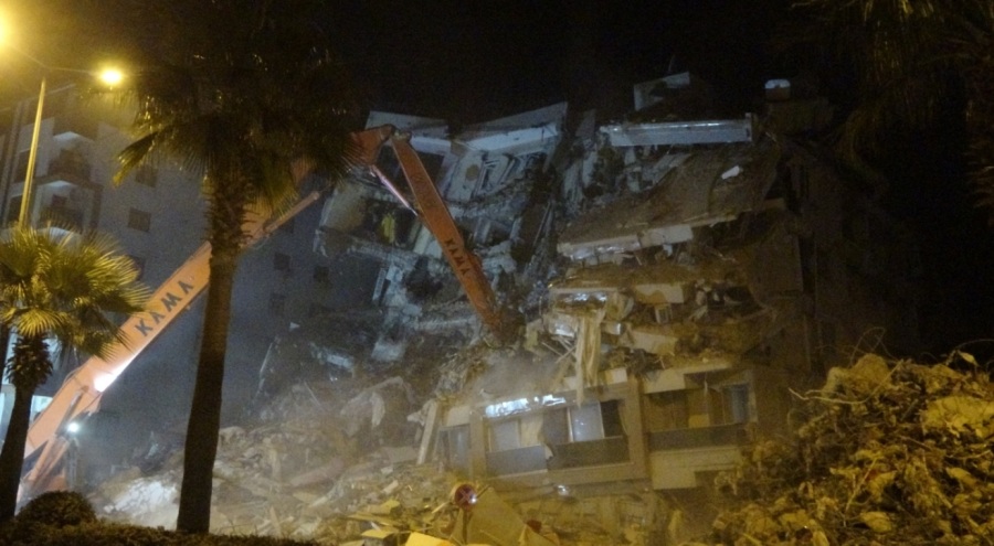 Hatay'da arama çalışmaları tamamlanan binalar yıkılıyor