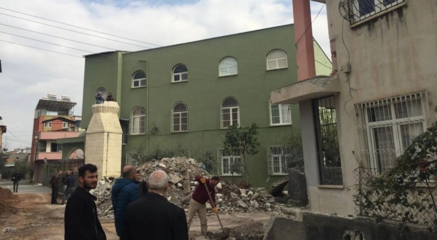 Kontrollü yıkılan minare  yanındaki 3 katlı evin üstüne devrildi