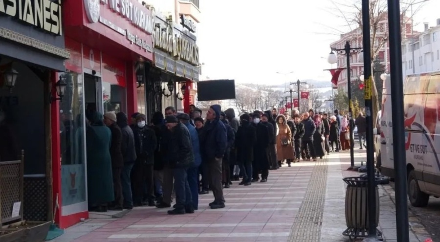 Uygun fiyata et alabilmek için kuyruğa girdiler