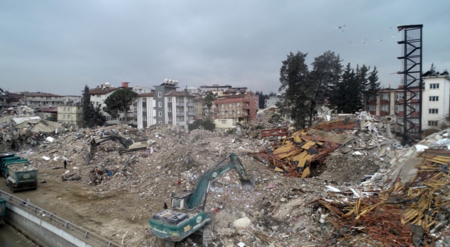 Misafirhanenin sadece yangın merdiveni ayakta kaldı