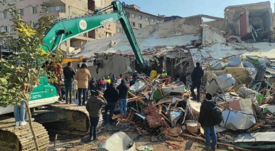 Enkaz altındaki anne ile kızı, papağan sayesinde çıkarıldı