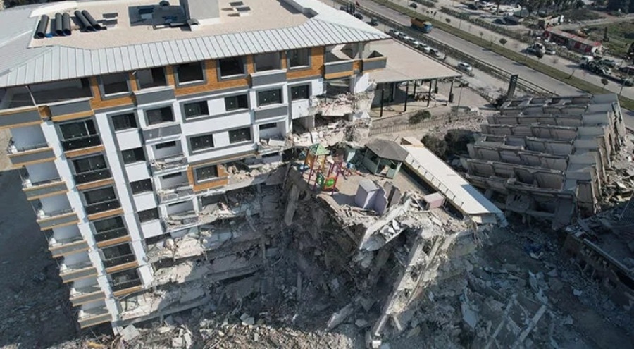 Hatay'da yıkılan lüks binada havuz için kolon kesildiği iddiası!