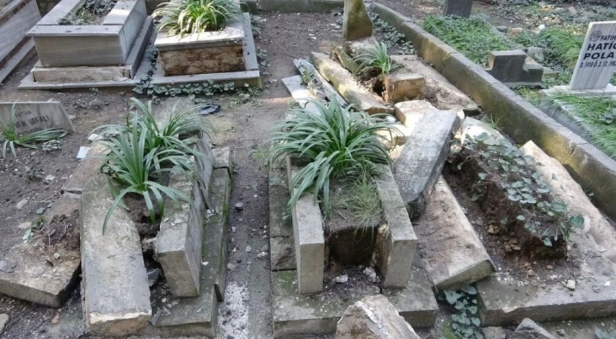 Deprem mezarlıkları da vurdu!