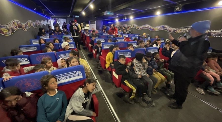 "Gezen Sinema" deprem bölgesinde çocukların yüzünü güldürüyor