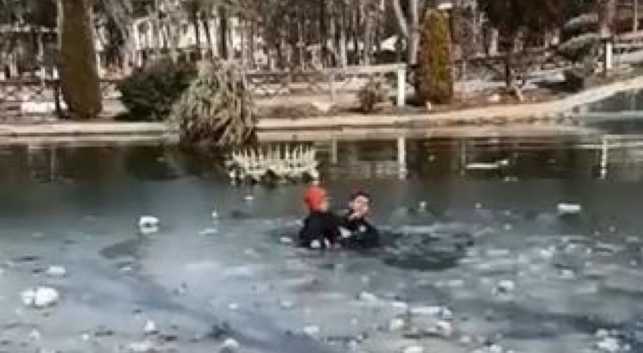 Buz tutan gölete düşen depremzede çocuğu polis kurtardı