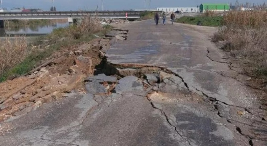 Hatay'daki depremde bazı yollar çöktü