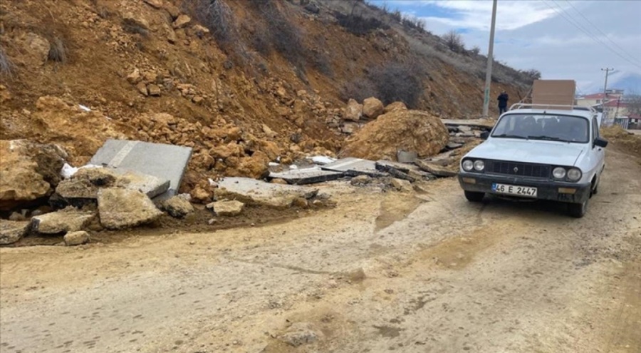 Yer kaymasının en fazla yaşandığı Ekinözü'nde yolda yarıklar meydana geldi, asfalt kabardı