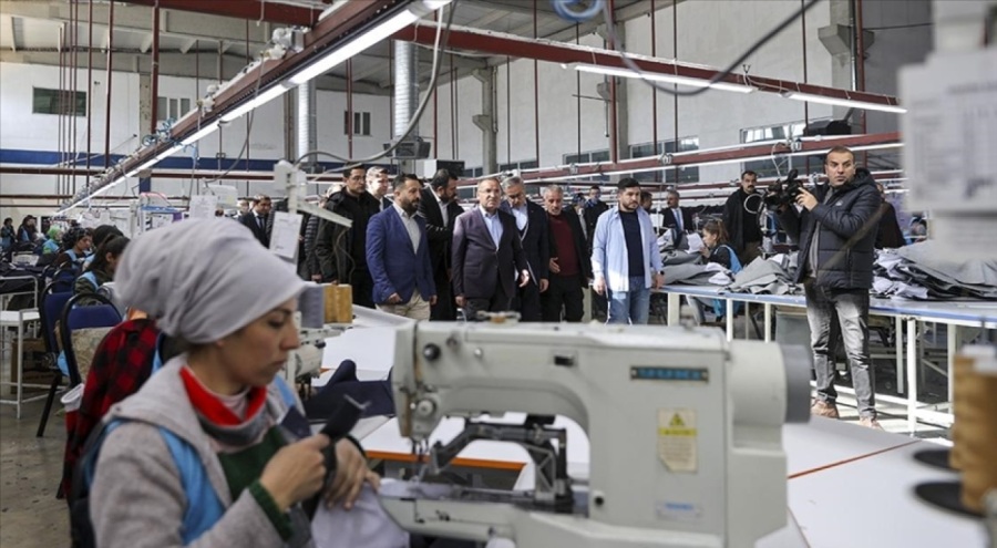 Adalet Bakanı, Diyarbakır'da depremzedeler için çadır üretimine katkı sunan fabrikaları inceledi