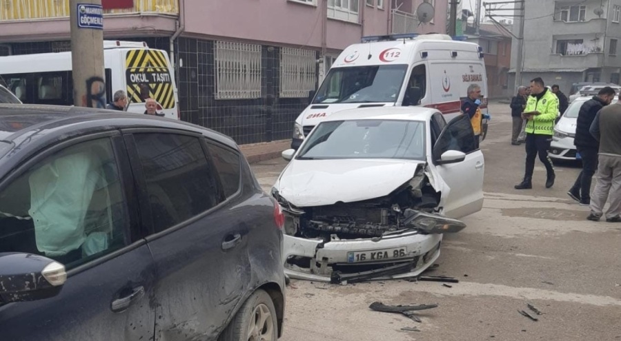 Bursa'da kaza anları kamerada! 3 yaralı var