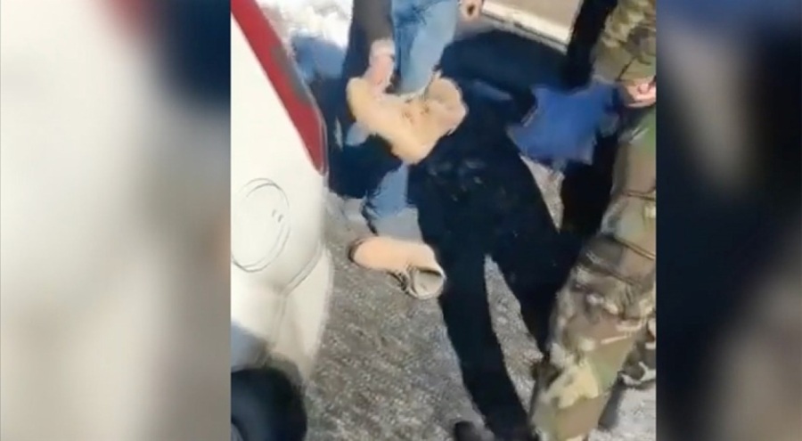 Botunu çıkarıp depremzede vatandaşa veren Mehmetçik Çin'in haber sitelerinde yer aldı