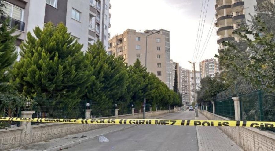 Mersin'de depremlerden etkilenen 8 katlı bina tahliye edildi