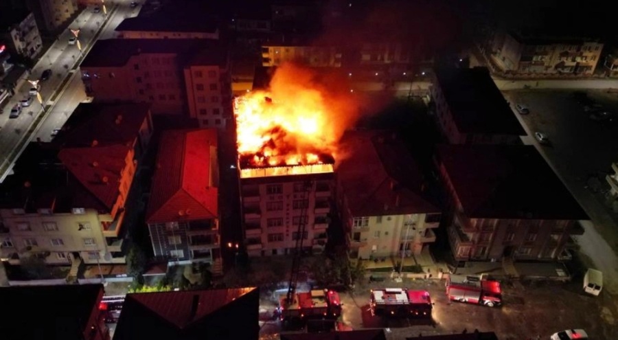 Sakarya'da 6 katlı otelin çatısı alev alev yandı