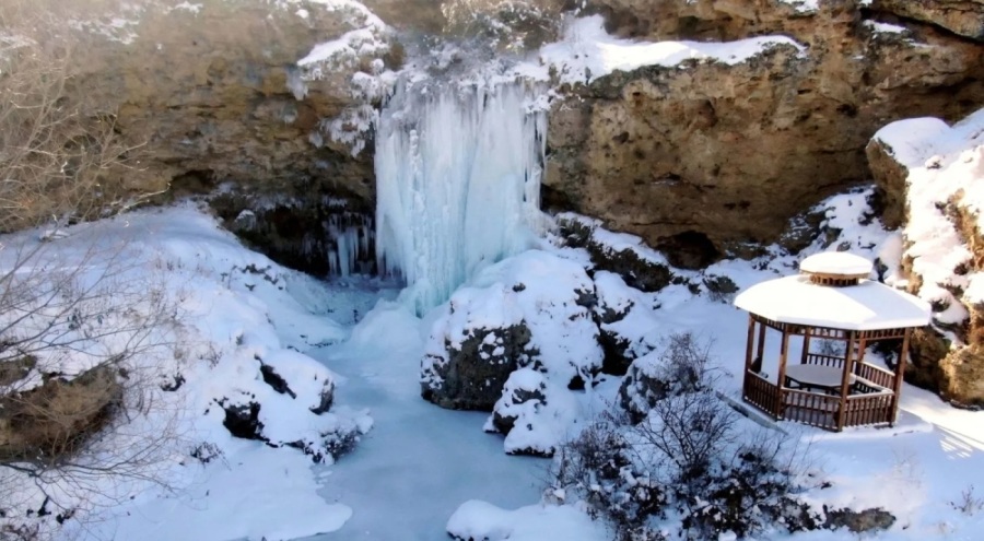 Soğuk havanın etkisiyle şelale bile dondu