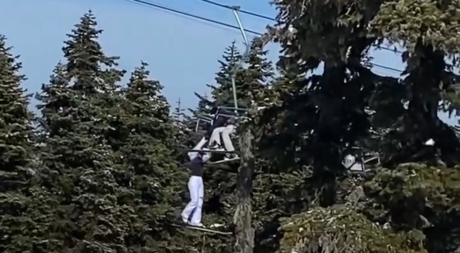 Bursa Uludağ'da bir kayakçı telesiyejde asılı kaldı