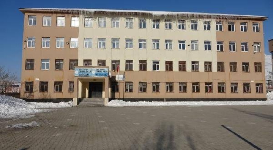 Hakkâri'de üç okul tahliye edildi