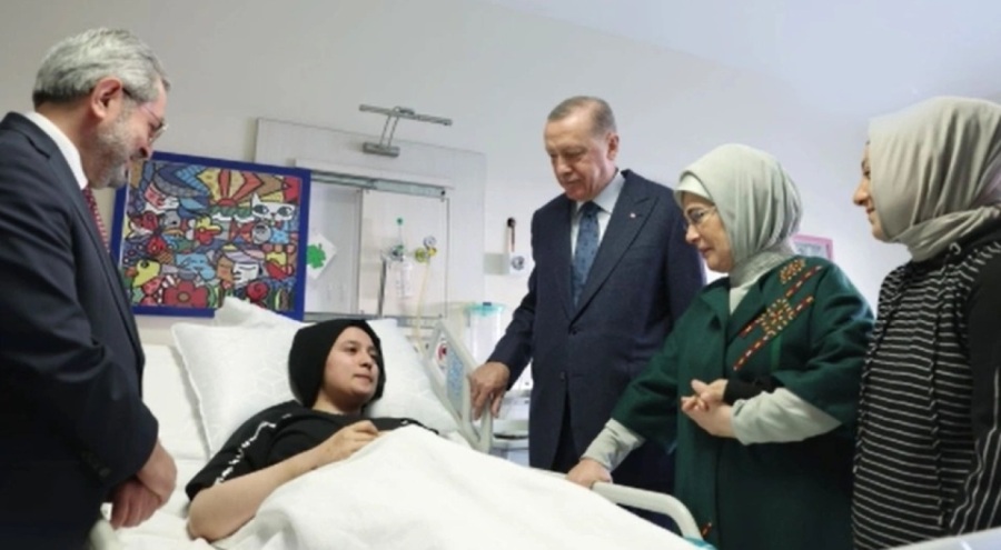 Cumhurbaşkanı Erdoğan, enkazdan 248 saat sonra kurtarılan Aleyna Ölmez'i ziyaret etti