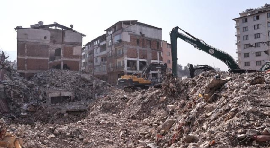 Hatay'da enkaz kaldırmaya devam