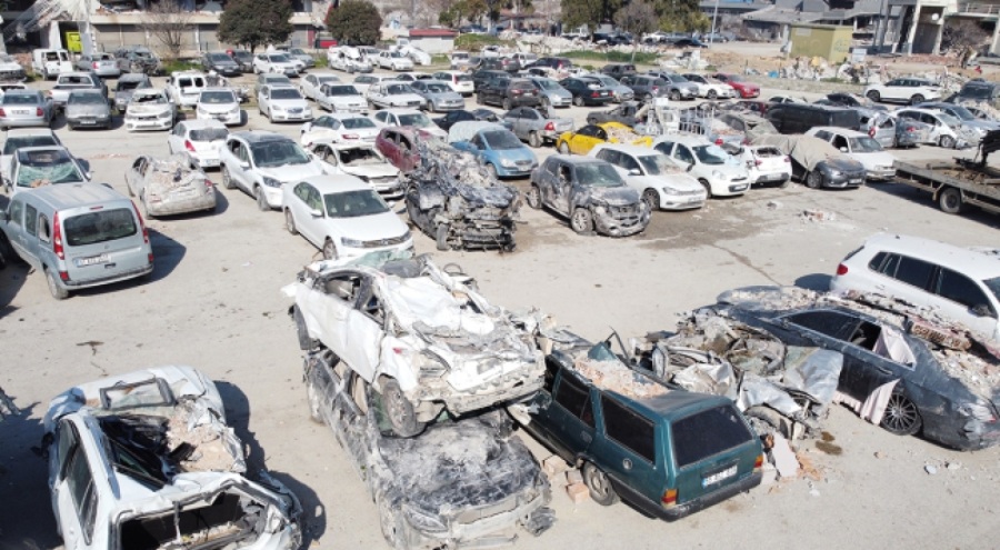 Depremde zarar gören araçlar sahipsiz araçlar otoparkına çekildi