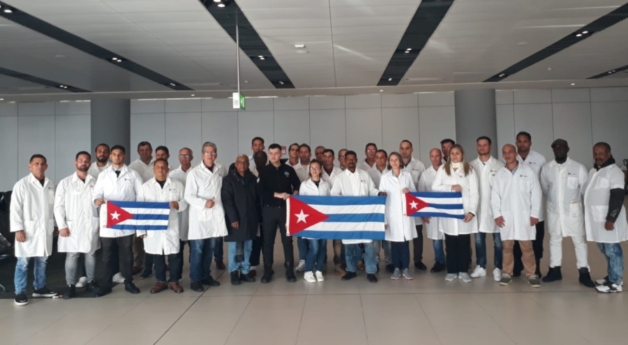 Kübalı doktorlar depremzedeleri evlerinde tedavi ediyor