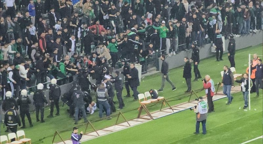 Kocaelispor-Sakaryaspor maçında taraftarlar arasında kavga çıktı