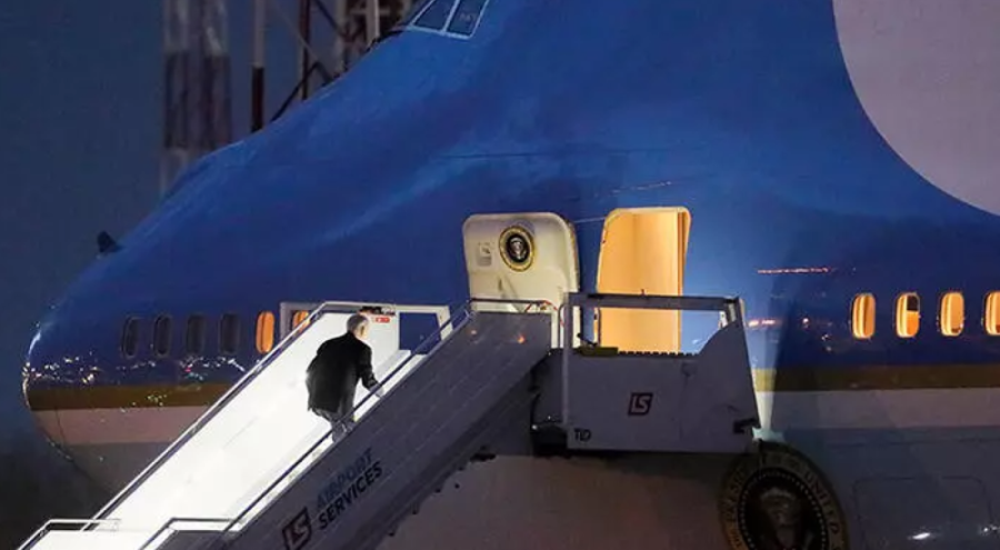 Biden, merdivenlerden düşüyordu