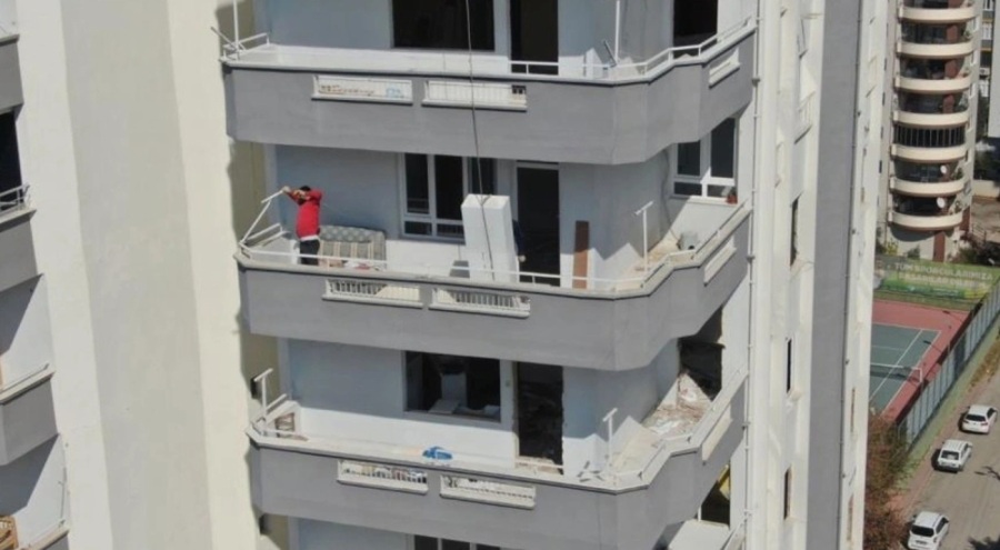 Yıkılması an meselesi olan evlere canını hiçe sayarak giren hurdacılar pes dedirtti!