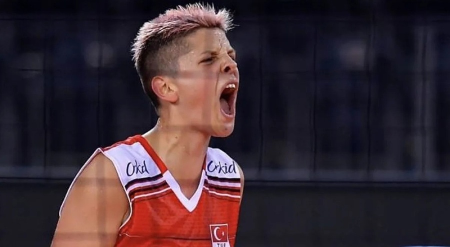 Ebrar Karakurt'un tatil fotoğrafları sosyal medyayı ikiye böldü!