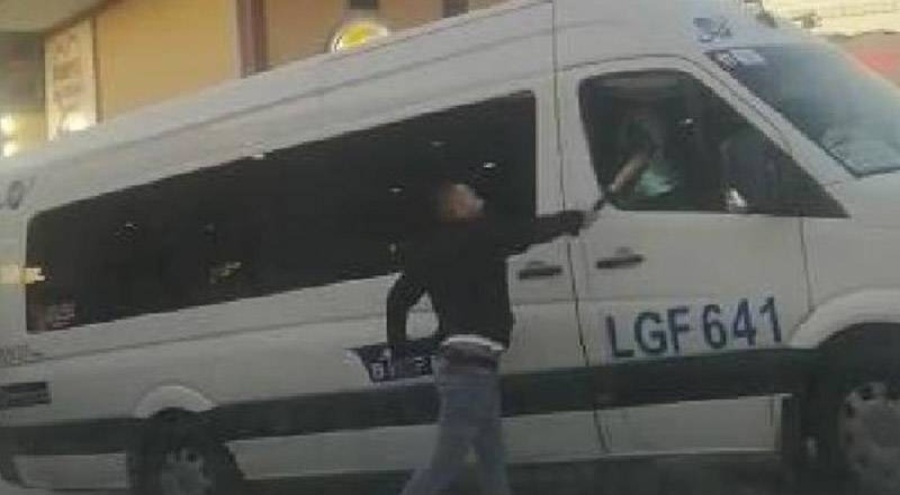 İstanbul'da okul servisine beyzbol sopalı saldırı