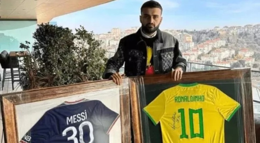 CZN Burak ünlü futbolcuların imzalı formalarını sattı