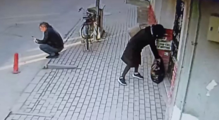Bursa'da yardım görevlisinin çantasını çalan kadın kameralara yakalandı!