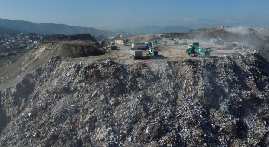Deprem bölgesindeki enkaz birikintisi "dağ" gibi yükseliyor