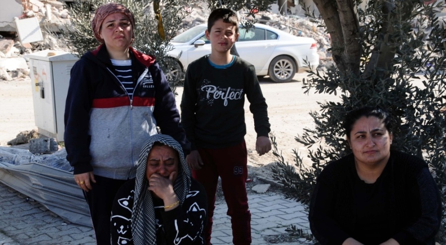 Depremde hasar alan evlerinin yıkılışını gözyaşlarıyla izlediler