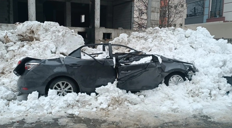 6 katlı binanın önüne bırakılan otomobil kullanılamaz hale geldi