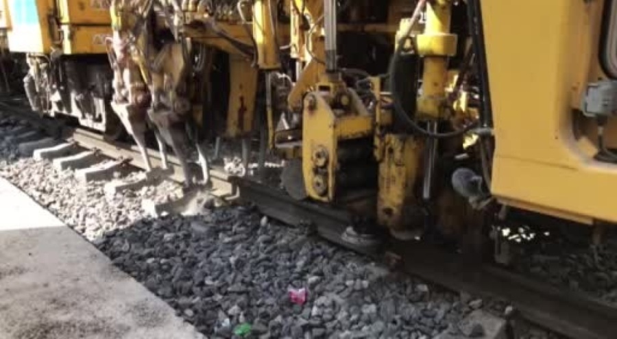Hasar gören tren rayları onarılıyor